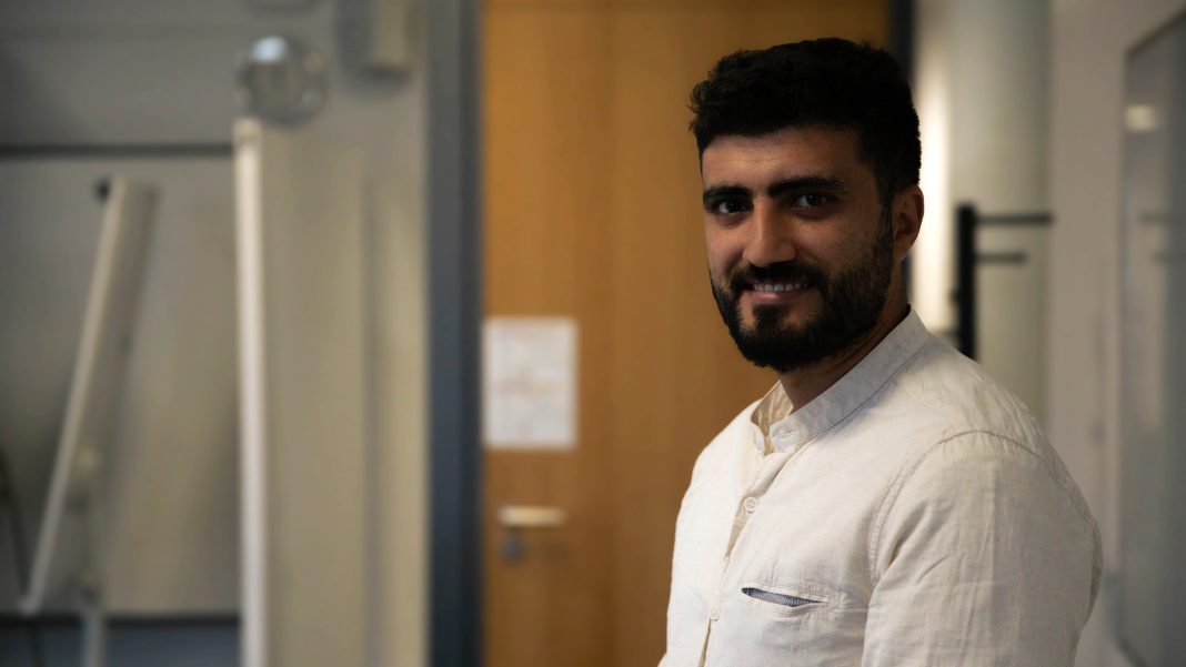 Mahbob Alhoussen Ein Portrait von Mahbob Alhoussen. Er blickt in die Kamera und lächelt. Er flüchtete 2015 von Syrien nach Deutschland.