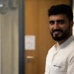 „Ich habe nie damit gerechnet, dass ich nach Syrien zurückkehre“ Ein Portrait von Mahbob Alhoussen. Er blickt in die Kamera und lächelt. Er flüchtete 2015 von Syrien nach Deutschland.