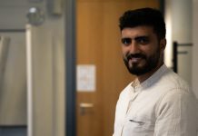 „Ich habe nie damit gerechnet, dass ich nach Syrien zurückkehre“ Ein Portrait von Mahbob Alhoussen. Er blickt in die Kamera und lächelt. Er flüchtete 2015 von Syrien nach Deutschland.