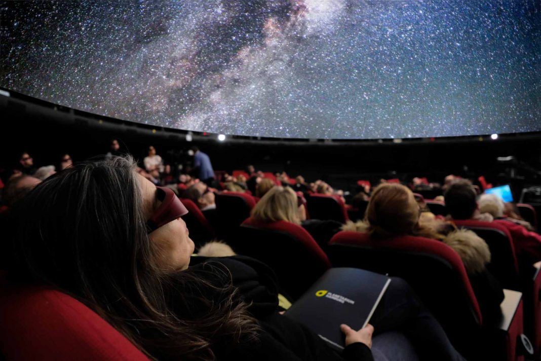 PK Planetarium 13.02.2017 Zu sehen sind Personen auf ihren Sitze im Sternensaal des Planetariums. Sie schauen mit 3D-Brillen auf die Projektionsfläche. Auf der Projektionsfläche der Kuppel ist ein Teil eines Universums zu sehen.