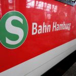 Neue S-Bahnlinie S7 fährt ab Sonntag Seitenansicht einer Hamburger S-Bahn mit dem Logo der Hamburger S-Bahn.