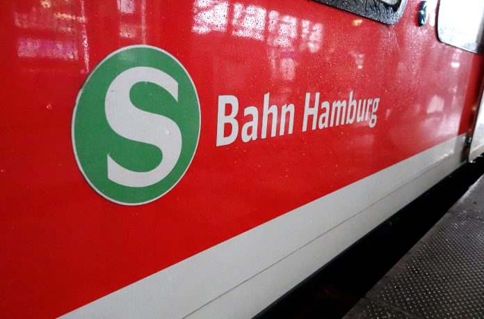 Hamburger S-Bahn Seitenansicht einer Hamburger S-Bahn mit dem Logo der Hamburger S-Bahn.