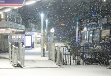 Was ist dran am Jahrhundertwinter? Und wird Weihnachten weiß? Schnee fällt an den Landungsbrücken in Hamburg.