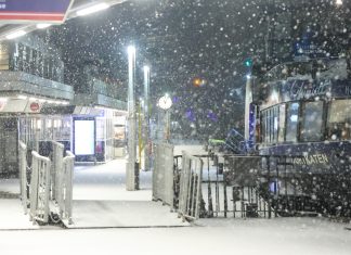 Was ist dran am Jahrhundertwinter? Und wird Weihnachten weiß? Schnee fällt an den Landungsbrücken in Hamburg.