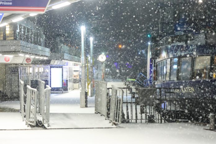 Schnee in Hamburg Schnee fällt an den Landungsbrücken in Hamburg.