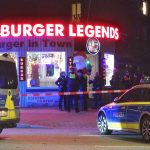Mann nach Schüssen in Burgerladen verletzt Einsatzkräfte vor dem "Burger Legends" in Hamburg-Hoheluft-West