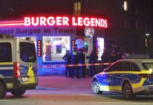 Mann nach Schüssen in Burgerladen verletzt Einsatzkräfte vor dem "Burger Legends" in Hamburg-Hoheluft-West