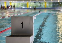 Mehr Schwimmkurse seit Corona-Pandemie Schwimmbahn mit einem Abspringturm.