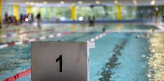 Mehr Schwimmkurse seit Corona-Pandemie Schwimmbahn mit einem Abspringturm.