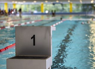 Mehr Schwimmkurse seit Corona-Pandemie Schwimmbahn mit einem Abspringturm.