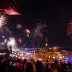 Nabu fordert, auf private Böllerei zu verzichten Das Bild zeigt den Hamburger Hafen und eine Menschenmenge. Ein Feuerwerk ist zu sehen.