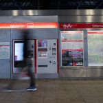 HVV mit Sonderfahrplan an Weihnachten und Silvester Ein Fahrkartenautomat in einer Hamburger U-Bahn-Haltestelle. Davor läuft verschommen in der Bewegung eine Person