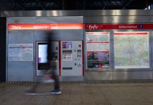 HVV mit Sonderfahrplan an Weihnachten und Silvester Ein Fahrkartenautomat in einer Hamburger U-Bahn-Haltestelle. Davor läuft verschommen in der Bewegung eine Person