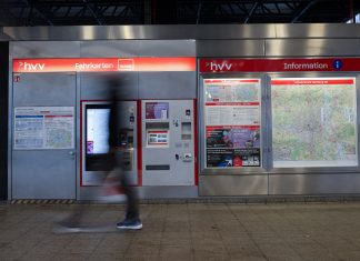 HVV mit Sonderfahrplan an Weihnachten und Silvester Ein Fahrkartenautomat in einer Hamburger U-Bahn-Haltestelle. Davor läuft verschommen in der Bewegung eine Person