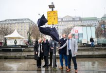 Ein Jahr Waffen- und Messerverbot im ÖPNV: Eine Bilanz Abgeordnete stehen vor dem Waffenverbotsschild