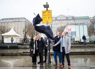 Ein Jahr Waffen- und Messerverbot im ÖPNV: Eine Bilanz Abgeordnete stehen vor dem Waffenverbotsschild