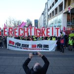 Verdi ruft in Hamburg zum Warnstreik auf Teilnehmende eines Warnstreiks halten große rote Buchstaben hoch, auf denen Gerechtigkeit steht