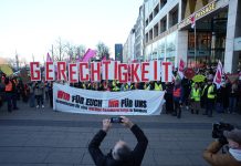 Verdi ruft in Hamburg zum Warnstreik auf Teilnehmende eines Warnstreiks halten große rote Buchstaben hoch, auf denen Gerechtigkeit steht