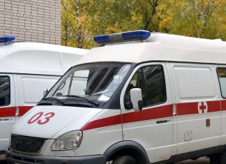 Verstorbene Hamburger Familie starb an Vergiftung Zwei Krankenwagen stehen vor einem Gebäude. Sie sind weiß mit einem roten Streifen.
