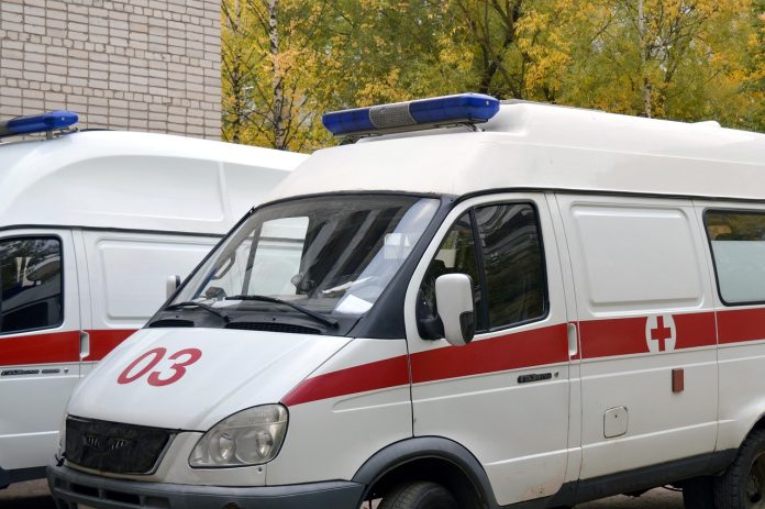 ambulance-1005433_1280 Zwei Krankenwagen stehen vor einem Gebäude. Sie sind weiß mit einem roten Streifen.