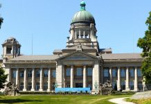 Mutmaßliche Rechtsterroristen in Hamburg angeklagt Das Gebäude des Oberlandesgerichts in Hamburg mit vielen Säulen und einer Kuppel. Der Himmel ist blau und die Wiese davor grün. Am hanseatischen Oberlandesgericht wird über die mutmaßlöichen Rechtsterroristen entschieden.