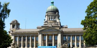 Mutmaßliche Rechtsterroristen in Hamburg angeklagt Das Gebäude des Oberlandesgerichts in Hamburg mit vielen Säulen und einer Kuppel. Der Himmel ist blau und die Wiese davor grün. Am hanseatischen Oberlandesgericht wird über die mutmaßlöichen Rechtsterroristen entschieden.