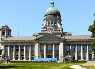 Mutmaßliche Rechtsterroristen in Hamburg angeklagt Das Gebäude des Oberlandesgerichts in Hamburg mit vielen Säulen und einer Kuppel. Der Himmel ist blau und die Wiese davor grün. Am hanseatischen Oberlandesgericht wird über die mutmaßlöichen Rechtsterroristen entschieden.