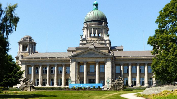 architecture-3368709_1920 Das Gebäude des Oberlandesgerichts in Hamburg mit vielen Säulen und einer Kuppel. Der Himmel ist blau und die Wiese davor grün. Am hanseatischen Oberlandesgericht wird über die mutmaßlöichen Rechtsterroristen entschieden.