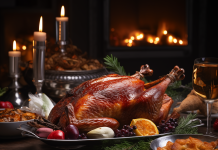 Geflügelpest: Gibt es dieses Jahr eine Weihnachtsgans? Eine gebackene Weihnachtsgans steht auf einem weihnachtlich abgedeckten Tisch.