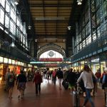 37-Jähriger nach Hitlergruß festgenommen Menschen gehen durch die Wandelhalle am Hamburger Hauptbahnhof.