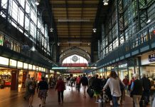 37-Jähriger nach Hitlergruß festgenommen Menschen gehen durch die Wandelhalle am Hamburger Hauptbahnhof.