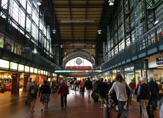 37-Jähriger nach Hitlergruß festgenommen Menschen gehen durch die Wandelhalle am Hamburger Hauptbahnhof.