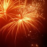 ZDF-Silvestershow aus Hamburg: Mit Stars und Kritik Orangenes Feuerwerks am Nachthimmel