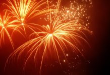 ZDF-Silvestershow aus Hamburg: Mit Stars und Kritik Orangenes Feuerwerks am Nachthimmel