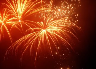 ZDF-Silvestershow aus Hamburg: Mit Stars und Kritik Orangenes Feuerwerks am Nachthimmel