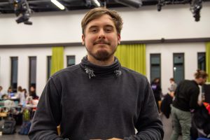 Ein Mann lächelt in die Kamera.