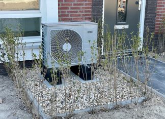 Zahl der Wärmepumpen in Hamburg steigt Eine Wärmepumpe steht in einem Kiesgarten vor einem Haus.