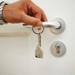 Mietwucher: Hunderte Verdachtsfälle unbearbeitet Schlüssel in einer Hand, die gerade eine Türklinke hält