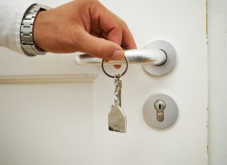 Mietwucher: Hunderte Verdachtsfälle unbearbeitet Schlüssel in einer Hand, die gerade eine Türklinke hält