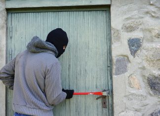 Mann bricht auf Weihnachtsmarkt ein – und flieht ins Wasser Einbrecher hebelt Tür auf