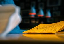 Impfungen gegen HPV: Quote in Hamburg noch zu gering Ein deutscher Impfpass auf einem Tisch.