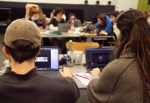 In 48 Stunden ein Videospiel entwickeln Zwei Personen sitzen am Laptop mit Kopfhörern und spielen Games