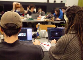 In 48 Stunden ein Videospiel entwickeln Zwei Personen sitzen am Laptop mit Kopfhörern und spielen Games