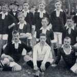 HSV und FC St. Pauli: Fußball unterm Hakenkreuz Junge Männer auf einem Fußballplatz. Sie posieren für das Mannschaftsfoto.