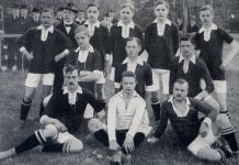 HSV und FC St. Pauli: Fußball unterm Hakenkreuz Junge Männer auf einem Fußballplatz. Sie posieren für das Mannschaftsfoto.