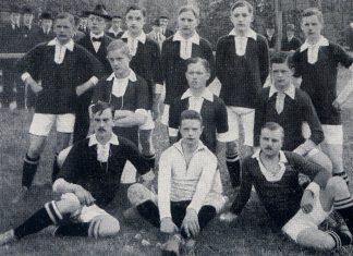 HSV und FC St. Pauli: Fußball unterm Hakenkreuz Junge Männer auf einem Fußballplatz. Sie posieren für das Mannschaftsfoto.