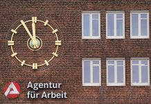 Hamburg hat bundesweit die dritthöchste Arbeitslosenquote Außenansicht auf ein Backsteingebäude mit einer goldenen Uhr und dem roten Logo der Agentur für Arbeit.