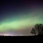 Polarlichter leuchten über Hamburg Polarlichter über hamburg. Das Himmelphänomen wird auch Aurora bolearis genannt.