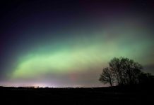 Polarlichter leuchten über Hamburg Polarlichter über hamburg. Das Himmelphänomen wird auch Aurora bolearis genannt.