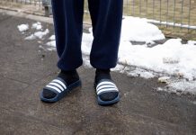 Wegen Witterung: Winternotprogramm länger offen Zu sehen sind Axel Schulzes Beine. Er steht neben Schnee neben der Winternotunterkunft von Fördern & Wohnen AöR in Hammerbrook. Er trägt Socken in Adiletten und eine Jogginghose. Die Unterkunft ist Teil des Winternotprogramm Hamburg